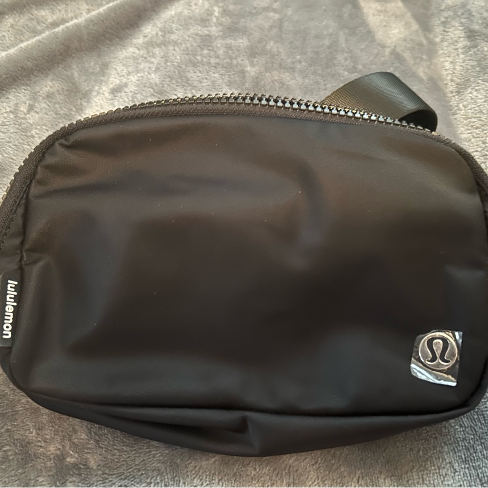 Lululemon Everywhere Belt Bag NWT black